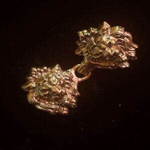 Lion cloak clasp in gold